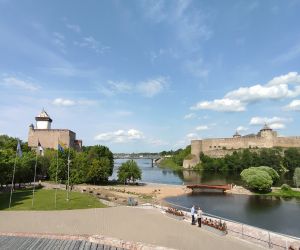 Idän ja lännen linnoitukset. Vasemmalla lännessä Narvan linna ja oikealla idässä Ivangorod.