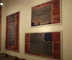 Vuonna 2010 Istanbulin Turkkilaisen ja islamilaisen taiteen museossa ottamani kuva 1200-luvulla Anatoliassa kudotuista turkkilaisista matoista.